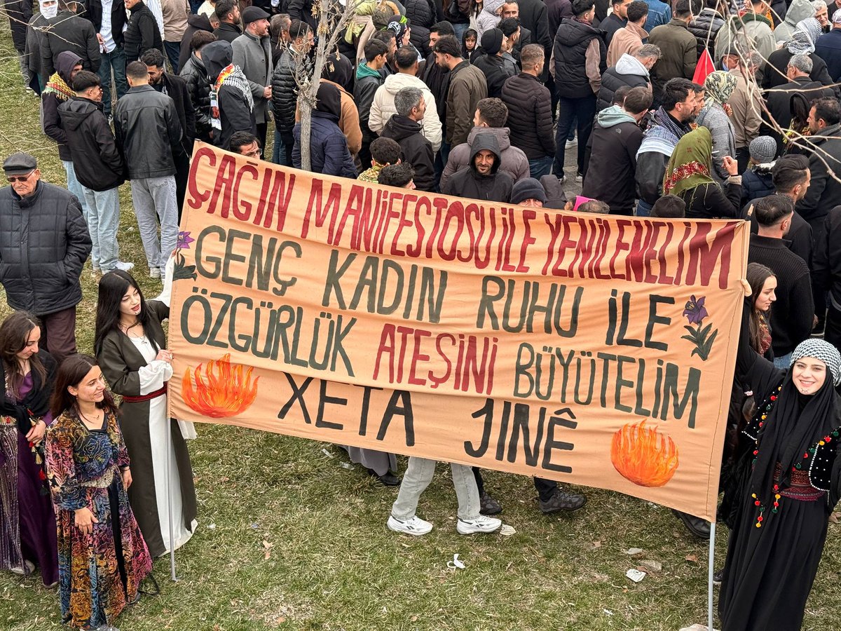 xt_jnn's tweet photo. 📍 Wan 

Alanlarda sesimizle, sözümüzle mücadelemizi büyütüyoruz 📣

"Çağın manifestosu ile yenilenelim, genç kadın ruhu ile özgürlük ateşini büyütelim."

#newroz https://t.co/asZQIUALYQ