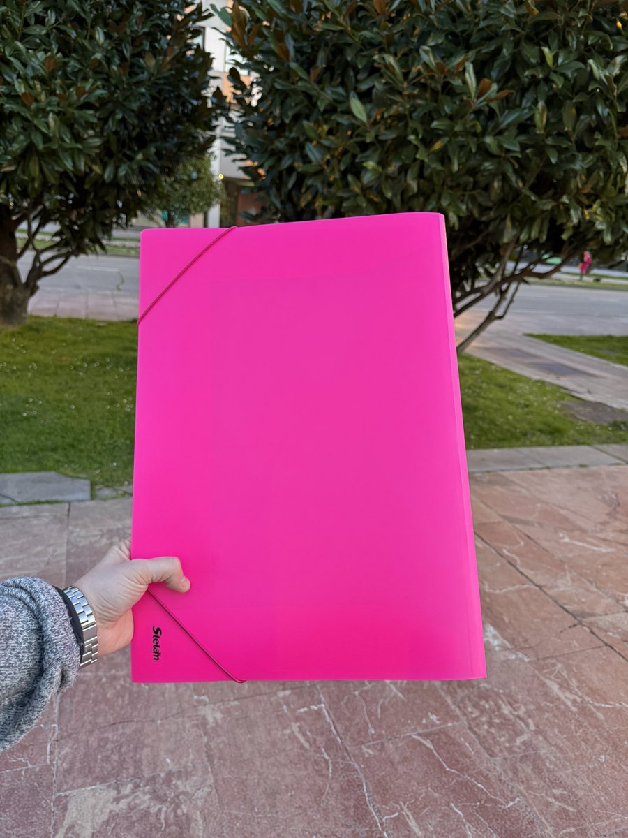 Saara_sg's tweet photo. La carpeta que está preparando Morritos tras su paso por #Carcelgemelos8 https://t.co/rlIHj80G6s