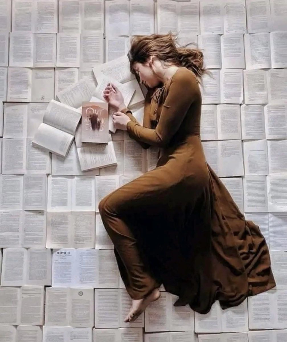 في الحياة نعمتين : الكتب والأصدقاء , وعلى المرء أن يمتلك هذين الشيئين على نحو مختلف , أكبر عدد من الكتب وقِلّة من الأصدقاء ...!!

 إليف شافاق ...♡