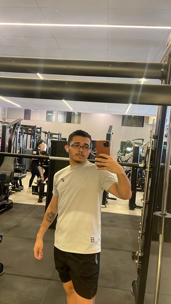 Meio que entrega muito treinar peito no domingo né