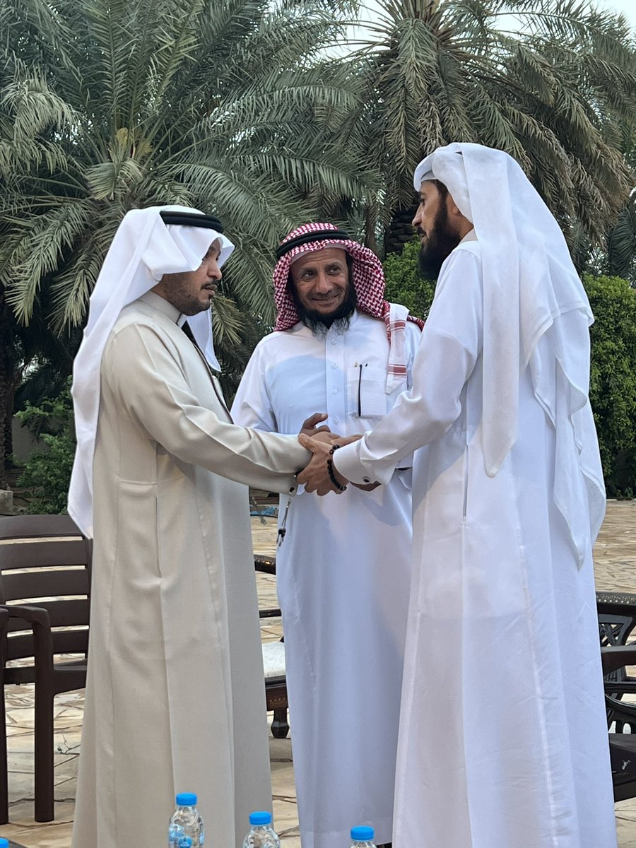 بحمد الله وتوفيقه ..

أقيم إجتماع المعايدة الأول لأسر آل ميدان في مزرعة العم علي بن صالح الناصر رحمه الله بالبكيرية عصر ثاني أيام عيد الفطر المبارك.