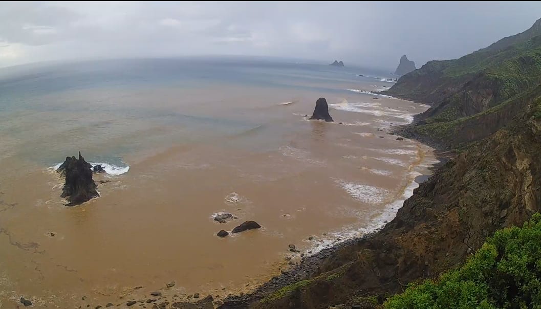 RTVCes's tweet photo. Estado en el que se encuentra la playa de Benijo, en Tenerife, tras las últimas lluvias. El agua de la costa completamente marrón tras arrastre de sedimentos tras las lluvias de más últimas horas.

📽️Skylinewebcam https://t.co/PC1o0fFQah
