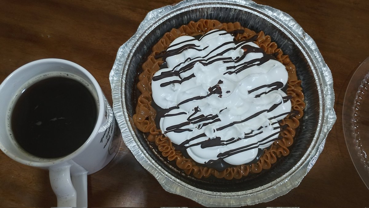 Domingo. Sobras de ayer como almuerzo, un maldito, café y torta Alaska (brownie, manjar, merengue italiano y chocolate en salsa)
Merecido después de llorar toda la mañana viendo un documental.... Y es que es el día. Algunos domingos eran así de helados con docus interesantes