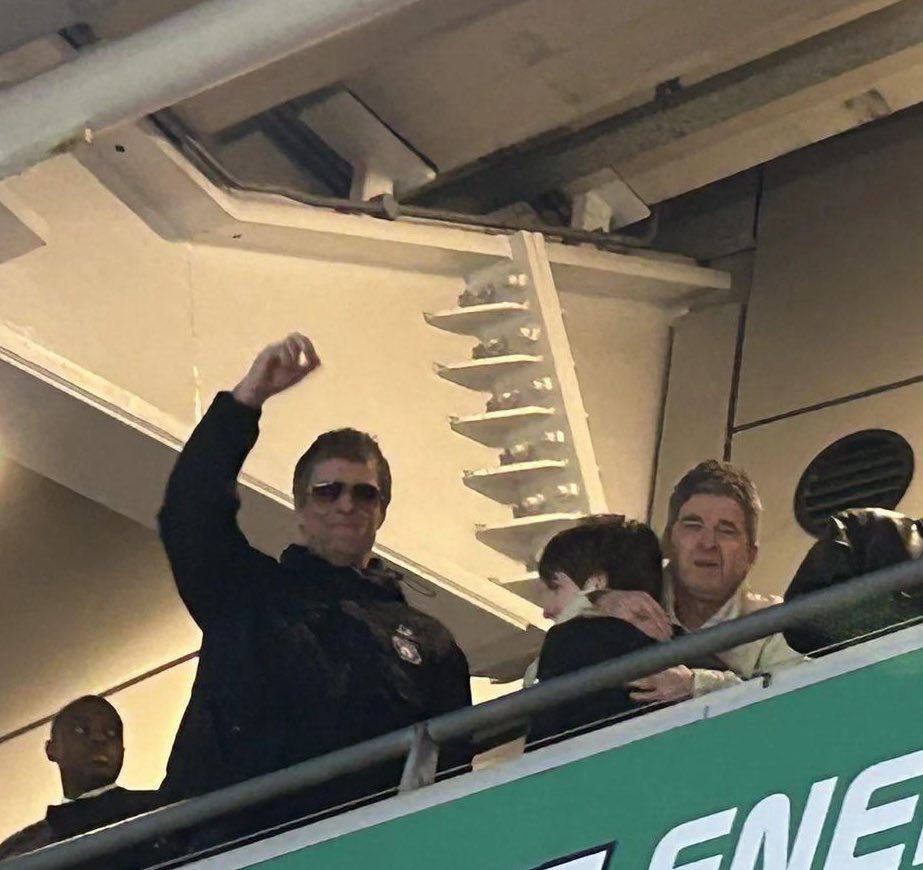 defmaybe_oasis's tweet photo. Noel and Liam actually spotted together, it’s good to be back https://t.co/s8fXhOYXFt