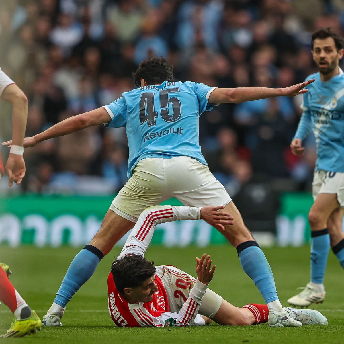 Khusanov 🇺🇿 had a difficult start to life in England and to life at City but he has been excellent recently.

And he's delivered a DOMINANT performance in City's biggest game of the season, pocketing Viktor Gyökeres and completely overpowered Arsenal's attackers.

#Uzbekistan