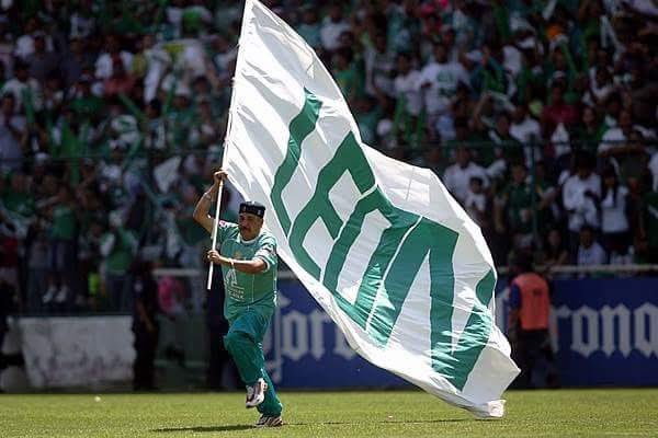 Cómo olvidar al señor que salía con esta hermosa bandera con señal de que venían los jugadores de León 🦁 

Pero antes de eso, salía el rival y era abucheado con todo, se paraban en el centro del campo y aplaudían pero solo se escuchaba el estruendo de la afición con todo 🗣️