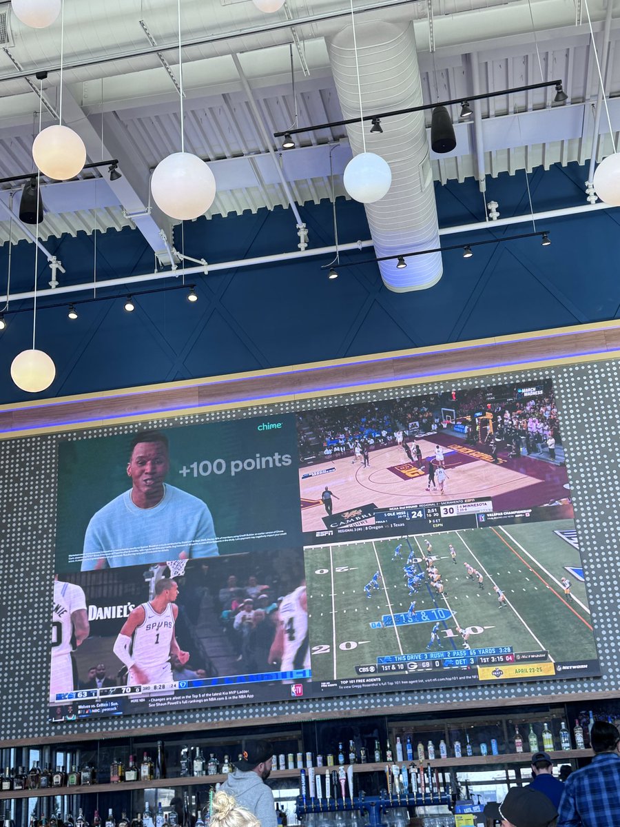 connorjstone22's tweet image. The mismanagement of TV’s in the Boise restaurant scene is unbelievable. 4 different games on, two of em are actually live, and none of which are NCAA Tourney Games