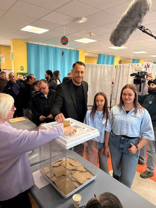 Marseille - Séquence émotion 

Delogu (LFI) a voté dans l'école primaire qu'il a fréquentée jusqu'à la fin de ses études en CM2, à 16 ans.