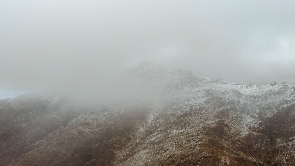 Saudi_Gazette's tweet photo. #PICTURES: Snowfall on the Trojena highlands in the Tabuk region https://t.co/TyiSO4iAAw