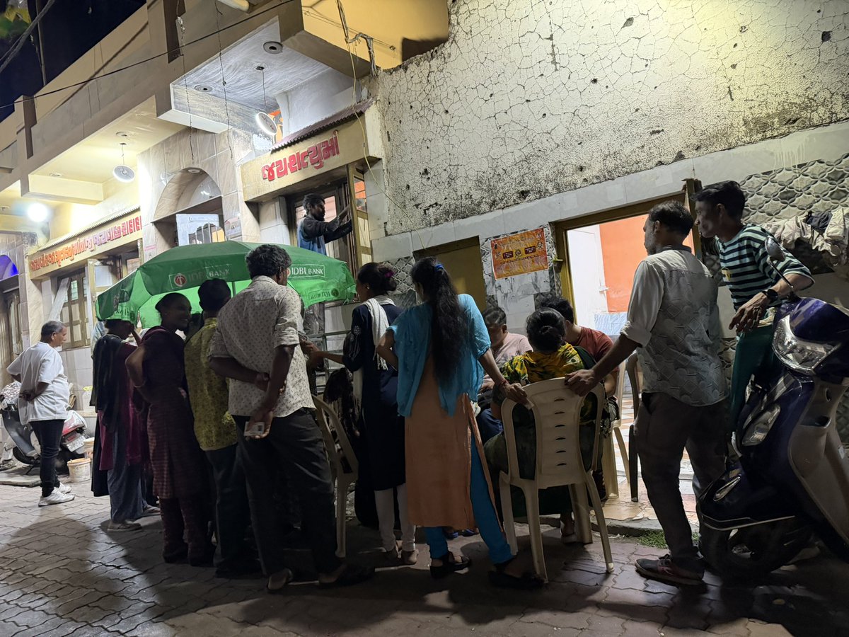 Hirendharecha1's tweet photo. આજ રોજ શ્રી સમસ્ત કોળી સમાજ નાના કોળી વાડા વેરાવળ દ્રારા આયોજિત પ્રધાનમંત્રી જન ધન યોજના ના ખાતા ૦ બેલેન્સ થી ખોલી આપવા માં આવિયા સમાજ ના ભાઈઓ તથા બહેનો લાભ લીધો…. #jandhanyojana https://t.co/KAMfqv8nuc