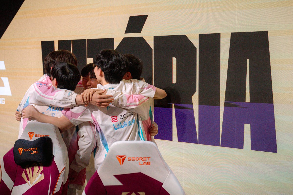 lolesports's tweet photo. VITÓRIA https://t.co/bSrHwMoKtk