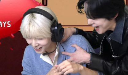 yeosang smile ᵕ̈ tweet media