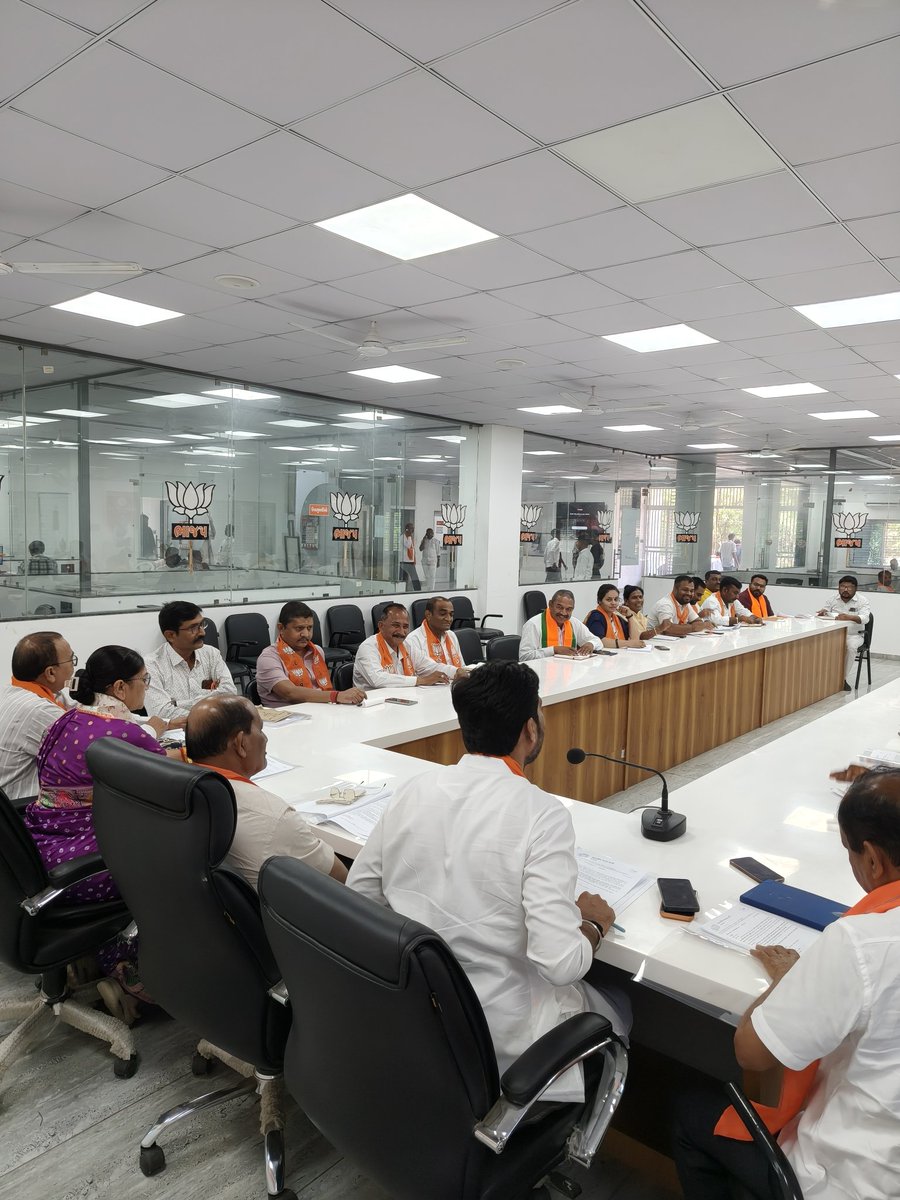 bjpneelrao's tweet photo. જીતશે ભાજપ, જીતશે ભરોસો!

આગામી સ્થાનિક સ્વરાજની ચૂંટણી 2026 અંતર્ગત આગામી કાર્યક્રમો અનુલક્ષીને સંગઠનાત્મક બેઠક શ્રી કમલમ્ નર્મદા રાજપીપલા ખાતે આયોજિત કરવામાં આવી.

આ બેઠકમાં આગામી ચૂંટણીમાં વિકાસના કાર્યો અને મોદી સરકારની યોજનાઓનો લાભ છેવાડાના માનવી સુધી પહોંચી રહ્યો છે એ અંગે પ્રેરણાત્મક માગર્દર્શન આપ્યું.

બેઠકમાં જિલ્લા પ્રભારી શ્રી અર્જુનભાઈ ચૌધરીજી, ધારાસભ્ય નાંદોદ ડૉ. દર્શનાબેન દેશમુખજી, પૂર્વ વનમંત્રી શ્રી મોતીભાઈ વસાવાજી, દૂધ ધારા ડેરીના ચેરમેન શ્રી ઘનશ્યામભાઈ પટેલજી, પ્રદેશ આદિજાતી મોરચા મંત્રી શ્રી જીતેશભાઈ તડવીજી, જિલ્લા હોદેદારશ્રીઓ, જિલ્લા મોરચા પ્રમુખ, મહામંત્રીશ્રીઓ અને મંડલ પ્રમુખશ્રીઓ, મહામંત્રીશ્રીઓ હાજર રહ્યાં.

#bethak #Gujarat #teamnaramada #bjp