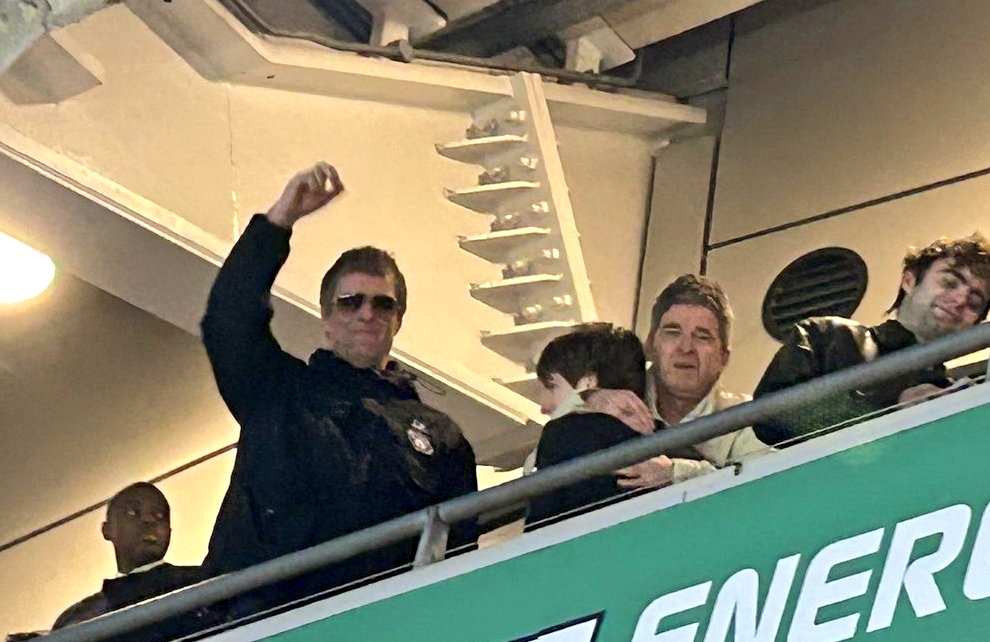 Oasis World Fan Page tweet media