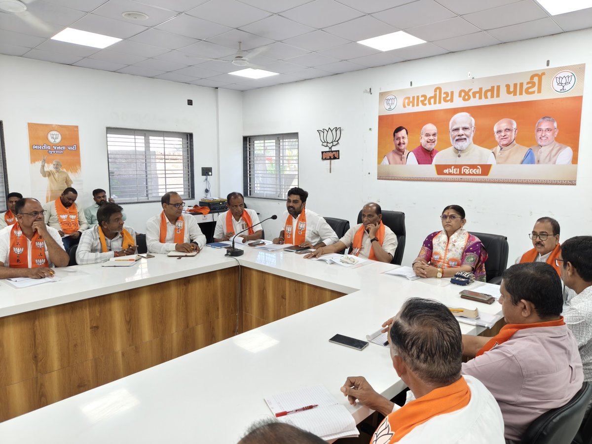 bjpneelrao's tweet photo. જીતશે ભાજપ, જીતશે ભરોસો!

આગામી સ્થાનિક સ્વરાજની ચૂંટણી 2026 અંતર્ગત આગામી કાર્યક્રમો અનુલક્ષીને સંગઠનાત્મક બેઠક શ્રી કમલમ્ નર્મદા રાજપીપલા ખાતે આયોજિત કરવામાં આવી.

આ બેઠકમાં આગામી ચૂંટણીમાં વિકાસના કાર્યો અને મોદી સરકારની યોજનાઓનો લાભ છેવાડાના માનવી સુધી પહોંચી રહ્યો છે એ અંગે પ્રેરણાત્મક માગર્દર્શન આપ્યું.

બેઠકમાં જિલ્લા પ્રભારી શ્રી અર્જુનભાઈ ચૌધરીજી, ધારાસભ્ય નાંદોદ ડૉ. દર્શનાબેન દેશમુખજી, પૂર્વ વનમંત્રી શ્રી મોતીભાઈ વસાવાજી, દૂધ ધારા ડેરીના ચેરમેન શ્રી ઘનશ્યામભાઈ પટેલજી, પ્રદેશ આદિજાતી મોરચા મંત્રી શ્રી જીતેશભાઈ તડવીજી, જિલ્લા હોદેદારશ્રીઓ, જિલ્લા મોરચા પ્રમુખ, મહામંત્રીશ્રીઓ અને મંડલ પ્રમુખશ્રીઓ, મહામંત્રીશ્રીઓ હાજર રહ્યાં.

#bethak #Gujarat #teamnaramada #bjp
