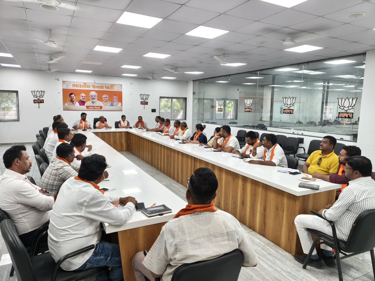 bjpneelrao's tweet photo. જીતશે ભાજપ, જીતશે ભરોસો!

આગામી સ્થાનિક સ્વરાજની ચૂંટણી 2026 અંતર્ગત આગામી કાર્યક્રમો અનુલક્ષીને સંગઠનાત્મક બેઠક શ્રી કમલમ્ નર્મદા રાજપીપલા ખાતે આયોજિત કરવામાં આવી.

આ બેઠકમાં આગામી ચૂંટણીમાં વિકાસના કાર્યો અને મોદી સરકારની યોજનાઓનો લાભ છેવાડાના માનવી સુધી પહોંચી રહ્યો છે એ અંગે પ્રેરણાત્મક માગર્દર્શન આપ્યું.

બેઠકમાં જિલ્લા પ્રભારી શ્રી અર્જુનભાઈ ચૌધરીજી, ધારાસભ્ય નાંદોદ ડૉ. દર્શનાબેન દેશમુખજી, પૂર્વ વનમંત્રી શ્રી મોતીભાઈ વસાવાજી, દૂધ ધારા ડેરીના ચેરમેન શ્રી ઘનશ્યામભાઈ પટેલજી, પ્રદેશ આદિજાતી મોરચા મંત્રી શ્રી જીતેશભાઈ તડવીજી, જિલ્લા હોદેદારશ્રીઓ, જિલ્લા મોરચા પ્રમુખ, મહામંત્રીશ્રીઓ અને મંડલ પ્રમુખશ્રીઓ, મહામંત્રીશ્રીઓ હાજર રહ્યાં.

#bethak #Gujarat #teamnaramada #bjp