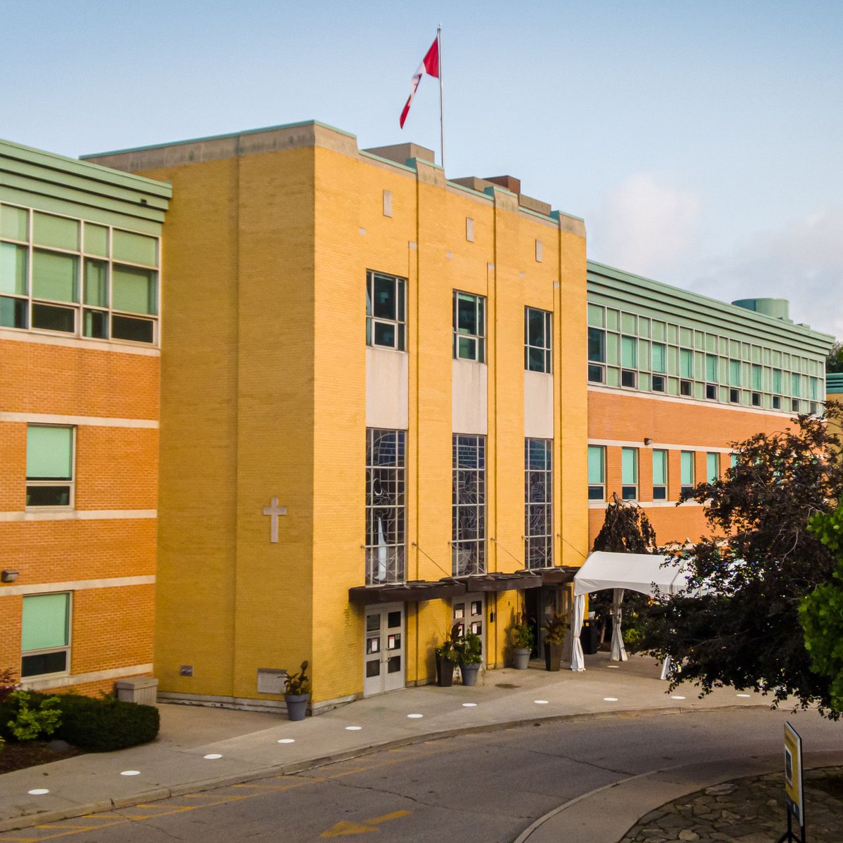 SMCS1852's tweet image. We're hiring teachers!
Do you love to teach? Do you bring your best to your students and classroom every day? Do you teach French? Check out this role:
buff.ly/rgOWdju 
#teacherjobs