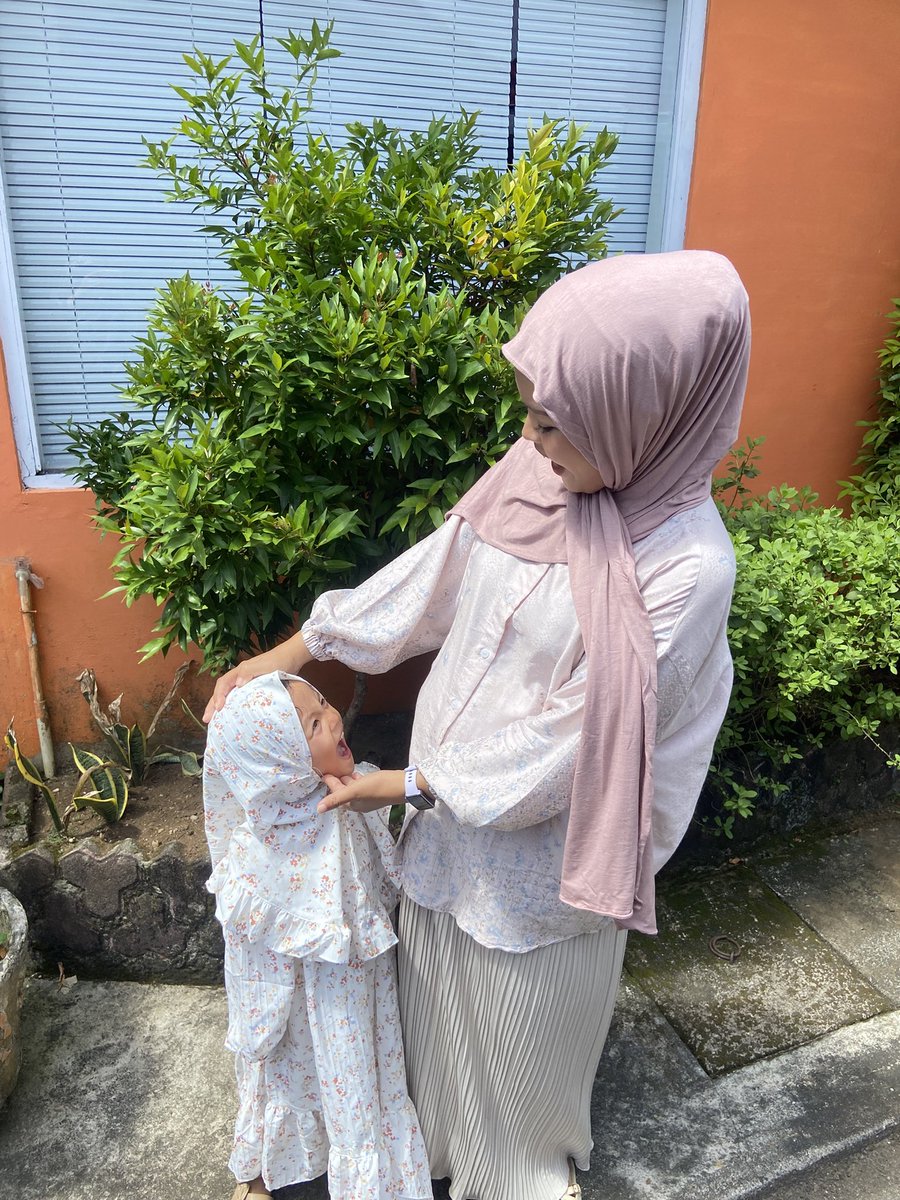 rafitariss's tweet photo. lebaran tahun iniiii LDM sm suami, lg hamillll, bersamaaaa bocil ep ep🥵🥵🥵 
alhamdulillah, masyaallah😇💗

#banggasmdirisendiri
#kerenbgtguehh https://t.co/c7E646e3SE