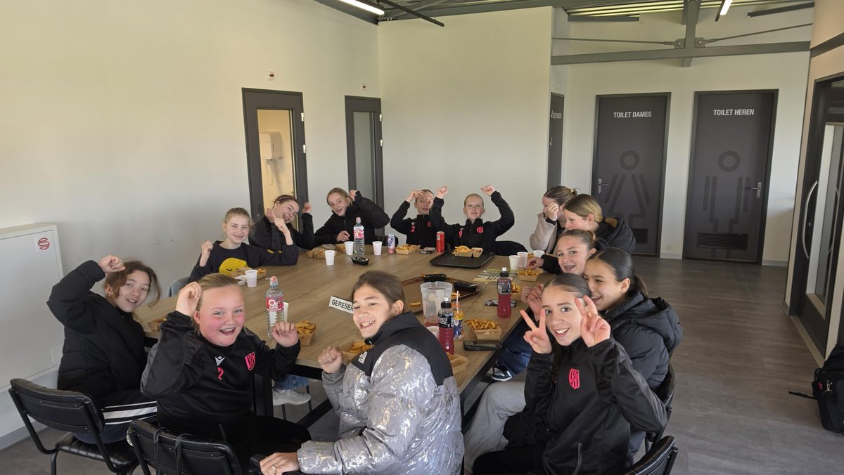 Met goed samenspel en veel inzet wonnen de meiden van o13-1 van De Fendert. Uiteraard moest dit goed gevierd worden in onze prachtige nieuwe kantine

lees hier het wedstrijdverslag: vvdubbeldam.nl/dat-moet-gevie…