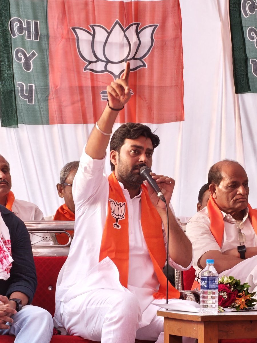 bjpneelrao's tweet photo. નર્મદામાં ભરોસાની ભાજપ ફરી આવે છે

નાંદોદ વિધાનસભાના ભદામ જિલ્લા પંચાયતમાં સ્થાનિક સ્વરાજની ચૂંટણી અંતર્ગત બેઠક યોજાઈ.

બેઠકમાં મોદી સરકાર દ્વારા અનેક યોજનાઓ છે જે સીધા છેવાડાના માનવીના જીવનમાં સકારાત્મક ફેરફાર લાવી રહી છે અને “સબકા સાથ, સબકા વિકાસ” ના મંત્રને સાકાર પણ કરી રહ્યા છે એ અંતર્ગત વિવિધ મુદ્દાઓ પર ચર્ચા કરી અને લોકો  યોજનાઓનો લાભ લઈ ખુશખુશાલ છે જેથી કાર્યકર્તાઓ ઉત્સાહ બતાવ્યો અને આગામી ચૂંટણીમાં ભાજપનો વિજય સુનિશ્ચિત કર્યો.

બેઠકમાં નર્મદા જિલ્લા પ્રભારી શ્રી અર્જુનભાઈ ચૌધરીજી, જિલ્લા મહામંત્રીશ્રી આશિષભાઈ પટેલજી, નાંદોદ મંડલ પ્રમુખ શ્રી  જતીનભાઈ પટેલજી, નાંદોદ મંડળ મહામંત્રી શ્રી સુનિલસિંહ ગોહિલજી , નાંદોદ મંડળ ઉપપ્રમુખ શ્રી નિખિલભાઈ પટેલજી , જીલ્લા કિસાન મોરચા પ્રમુખ શ્રી નિકુંજભાઈ પટેલજી, જીલ્લા કિસાન મોરચા મંત્રી શ્રી પુષ્પરાજ સિંહજી, જીલ્લા મહિલા મોરચા મંત્રી શ્રી મિકિતાબેન વસાવાજી , તા.પં. સભ્યો શ્રી મુકેશભાઈ રોહિત, જયાબેન તડવીજી તથા સરપંચશ્રીઓએ ઉપસ્થિત રહી સૌ એ સાથે મળી વિજયનો જયઘોષ કર્યો.

#bethak #teamnardma #Gujarat