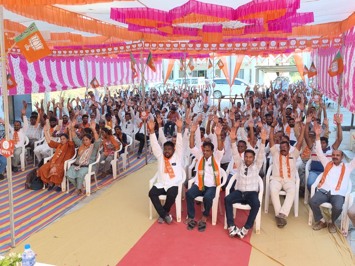 bjpneelrao's tweet photo. નર્મદામાં ભરોસાની ભાજપ ફરી આવે છે

નાંદોદ વિધાનસભાના ભદામ જિલ્લા પંચાયતમાં સ્થાનિક સ્વરાજની ચૂંટણી અંતર્ગત બેઠક યોજાઈ.

બેઠકમાં મોદી સરકાર દ્વારા અનેક યોજનાઓ છે જે સીધા છેવાડાના માનવીના જીવનમાં સકારાત્મક ફેરફાર લાવી રહી છે અને “સબકા સાથ, સબકા વિકાસ” ના મંત્રને સાકાર પણ કરી રહ્યા છે એ અંતર્ગત વિવિધ મુદ્દાઓ પર ચર્ચા કરી અને લોકો  યોજનાઓનો લાભ લઈ ખુશખુશાલ છે જેથી કાર્યકર્તાઓ ઉત્સાહ બતાવ્યો અને આગામી ચૂંટણીમાં ભાજપનો વિજય સુનિશ્ચિત કર્યો.

બેઠકમાં નર્મદા જિલ્લા પ્રભારી શ્રી અર્જુનભાઈ ચૌધરીજી, જિલ્લા મહામંત્રીશ્રી આશિષભાઈ પટેલજી, નાંદોદ મંડલ પ્રમુખ શ્રી  જતીનભાઈ પટેલજી, નાંદોદ મંડળ મહામંત્રી શ્રી સુનિલસિંહ ગોહિલજી , નાંદોદ મંડળ ઉપપ્રમુખ શ્રી નિખિલભાઈ પટેલજી , જીલ્લા કિસાન મોરચા પ્રમુખ શ્રી નિકુંજભાઈ પટેલજી, જીલ્લા કિસાન મોરચા મંત્રી શ્રી પુષ્પરાજ સિંહજી, જીલ્લા મહિલા મોરચા મંત્રી શ્રી મિકિતાબેન વસાવાજી , તા.પં. સભ્યો શ્રી મુકેશભાઈ રોહિત, જયાબેન તડવીજી તથા સરપંચશ્રીઓએ ઉપસ્થિત રહી સૌ એ સાથે મળી વિજયનો જયઘોષ કર્યો.

#bethak #teamnardma #Gujarat