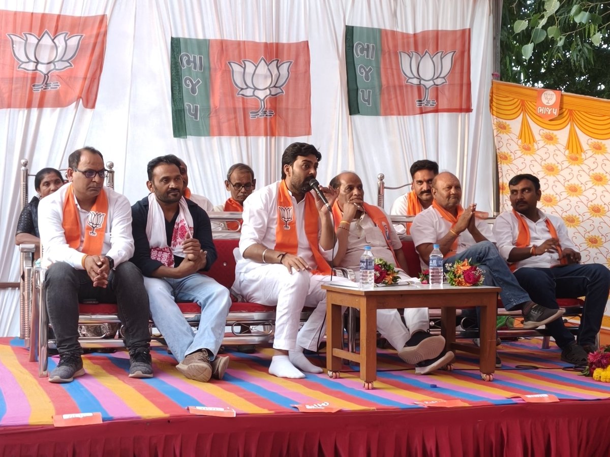 bjpneelrao's tweet photo. નર્મદામાં ભરોસાની ભાજપ ફરી આવે છે

નાંદોદ વિધાનસભાના ભદામ જિલ્લા પંચાયતમાં સ્થાનિક સ્વરાજની ચૂંટણી અંતર્ગત બેઠક યોજાઈ.

બેઠકમાં મોદી સરકાર દ્વારા અનેક યોજનાઓ છે જે સીધા છેવાડાના માનવીના જીવનમાં સકારાત્મક ફેરફાર લાવી રહી છે અને “સબકા સાથ, સબકા વિકાસ” ના મંત્રને સાકાર પણ કરી રહ્યા છે એ અંતર્ગત વિવિધ મુદ્દાઓ પર ચર્ચા કરી અને લોકો  યોજનાઓનો લાભ લઈ ખુશખુશાલ છે જેથી કાર્યકર્તાઓ ઉત્સાહ બતાવ્યો અને આગામી ચૂંટણીમાં ભાજપનો વિજય સુનિશ્ચિત કર્યો.

બેઠકમાં નર્મદા જિલ્લા પ્રભારી શ્રી અર્જુનભાઈ ચૌધરીજી, જિલ્લા મહામંત્રીશ્રી આશિષભાઈ પટેલજી, નાંદોદ મંડલ પ્રમુખ શ્રી  જતીનભાઈ પટેલજી, નાંદોદ મંડળ મહામંત્રી શ્રી સુનિલસિંહ ગોહિલજી , નાંદોદ મંડળ ઉપપ્રમુખ શ્રી નિખિલભાઈ પટેલજી , જીલ્લા કિસાન મોરચા પ્રમુખ શ્રી નિકુંજભાઈ પટેલજી, જીલ્લા કિસાન મોરચા મંત્રી શ્રી પુષ્પરાજ સિંહજી, જીલ્લા મહિલા મોરચા મંત્રી શ્રી મિકિતાબેન વસાવાજી , તા.પં. સભ્યો શ્રી મુકેશભાઈ રોહિત, જયાબેન તડવીજી તથા સરપંચશ્રીઓએ ઉપસ્થિત રહી સૌ એ સાથે મળી વિજયનો જયઘોષ કર્યો.

#bethak #teamnardma #Gujarat