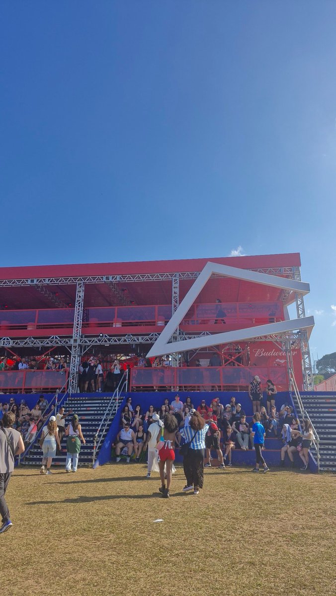 alloveproject's tweet photo. Estamos em frente ao stand da Budweiser! #LollaBR https://t.co/JM5D5p865e