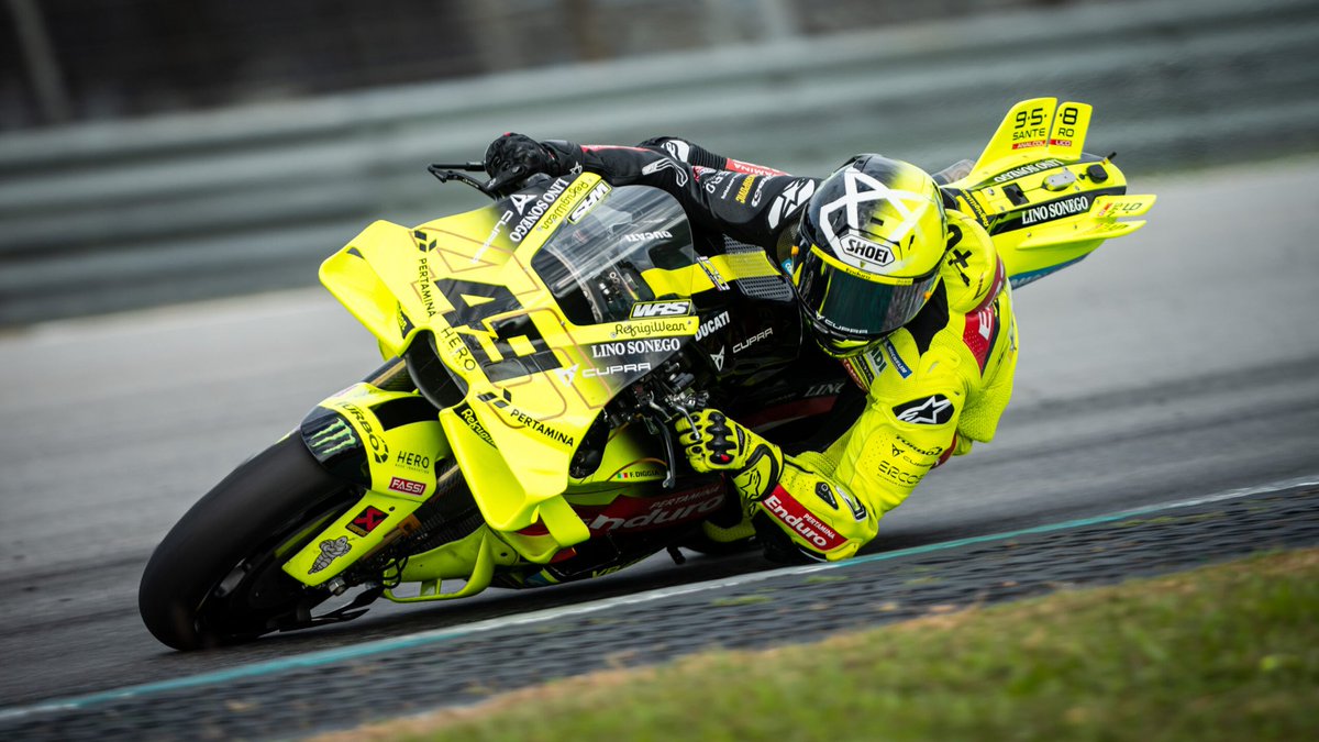 Bruce_wayne_67's tweet photo. #MotoGP
Resultado #GPdeBrasil 🇧🇷🏁
1. Marco Bezzecchi 🇮🇹 Aprilia
2. Jorge Martin 🇪🇸 Aprilia
3. Fabio Di Giannantonio 🇮🇹 VR46
Campeonato (puntos)
1. Marco Bezzecchi 🇮🇹 56
2. Jorge Martin 🇪🇸 45
3. Pedro Acosta 🇪🇸 42
4. Fabio Di Giannantonio 🇮🇹 37 https://t.co/Y7TSDseRWJ