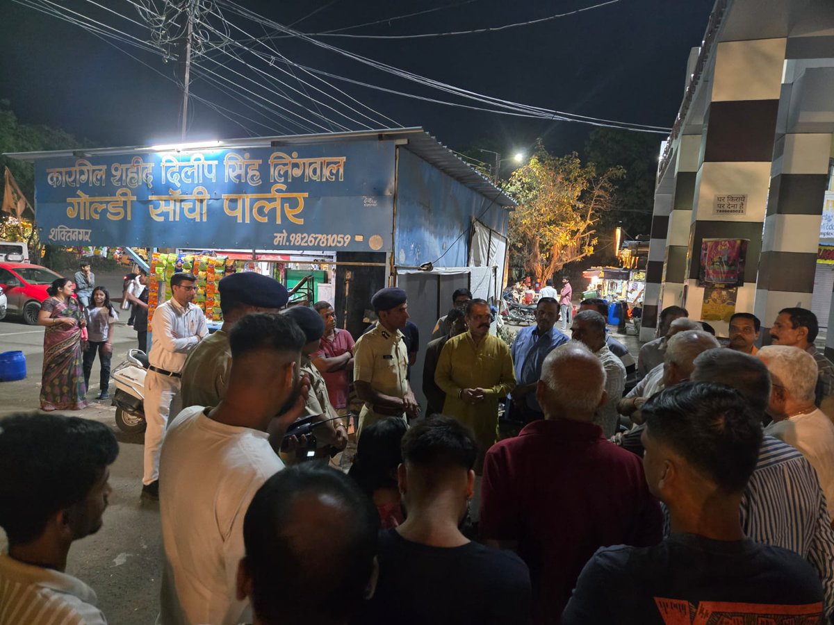CP_Bhopal's tweet photo. CP श्री संजय कुमार द्वारा शक्तिनगर थाना #गोविन्दपुरा क्षेत्र में नागरिकों से #जनसंवाद किया गया उनके द्वारा निम्न बातें बताई गईं:
🔹 ट्रैफिक दुर्घटना स्थल पर स्पीड ब्रेकर लगाने सम्बंधित सुझाव।
🔹आमजन के साथ क्षेत्र में पुलिस पेट्रोलिंग बढ़ाई जाए। https://t.co/gLZUqa7PkM