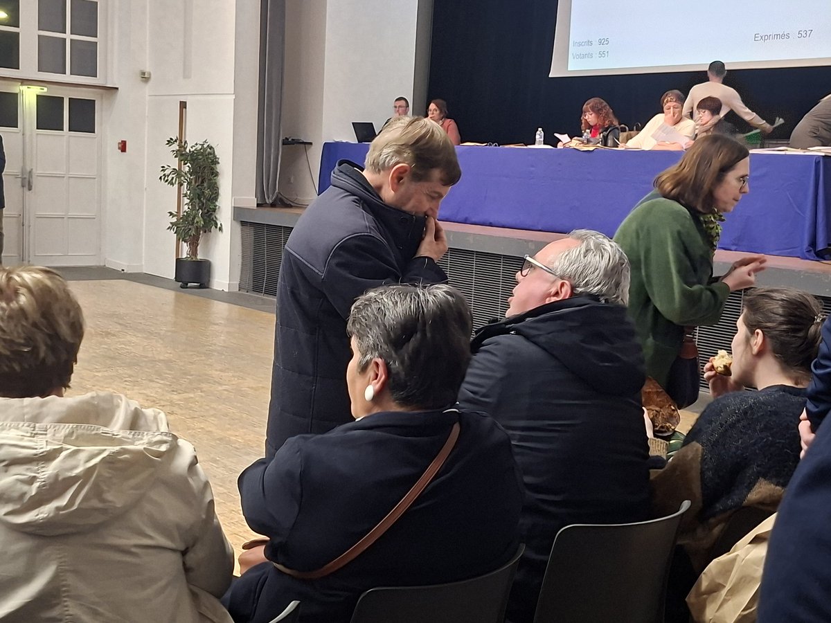 ici_bnormandie's tweet image. À Alençon, le maire sortant (ex-PS) Joaquim Pueyo est arrivé à la Halle aux Toiles où seront proclamés les résultats. 
Pour l'instant c'est Sophie Douvry pour la droite qui est annoncée vainqueure. 12 bureaux de vote sur 21 ont été annoncés pour l'instant.
#Municipales #Orne