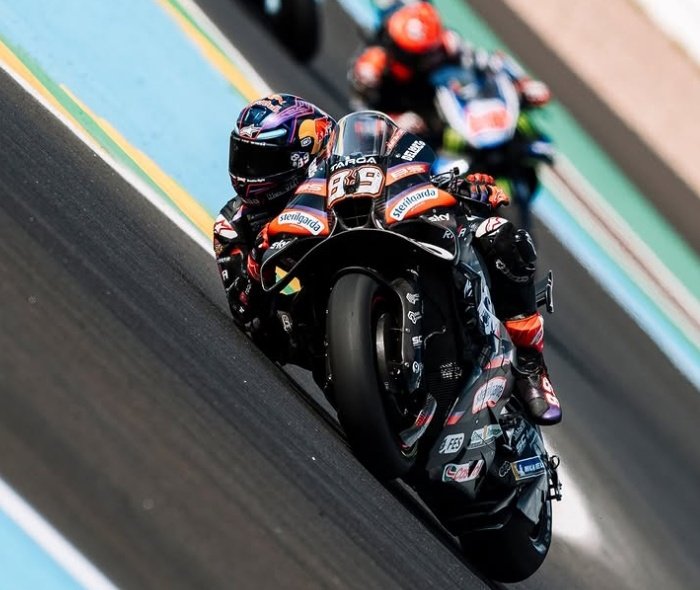 martiinator89's tweet photo. Después de dos sprints y dos carreras de domingo, Martín sigue a solo 11 puntos de Bezz. En Buriram, Bezz era más rápido, hoy en Goiania ya fue diferente. Martín, cuando se puso P2, le mantuvo el ritmo a Bezz, décima arriba, décima abajo. Mismas vibes de 2024 en consistencia. https://t.co/o4HDLLq0Be
