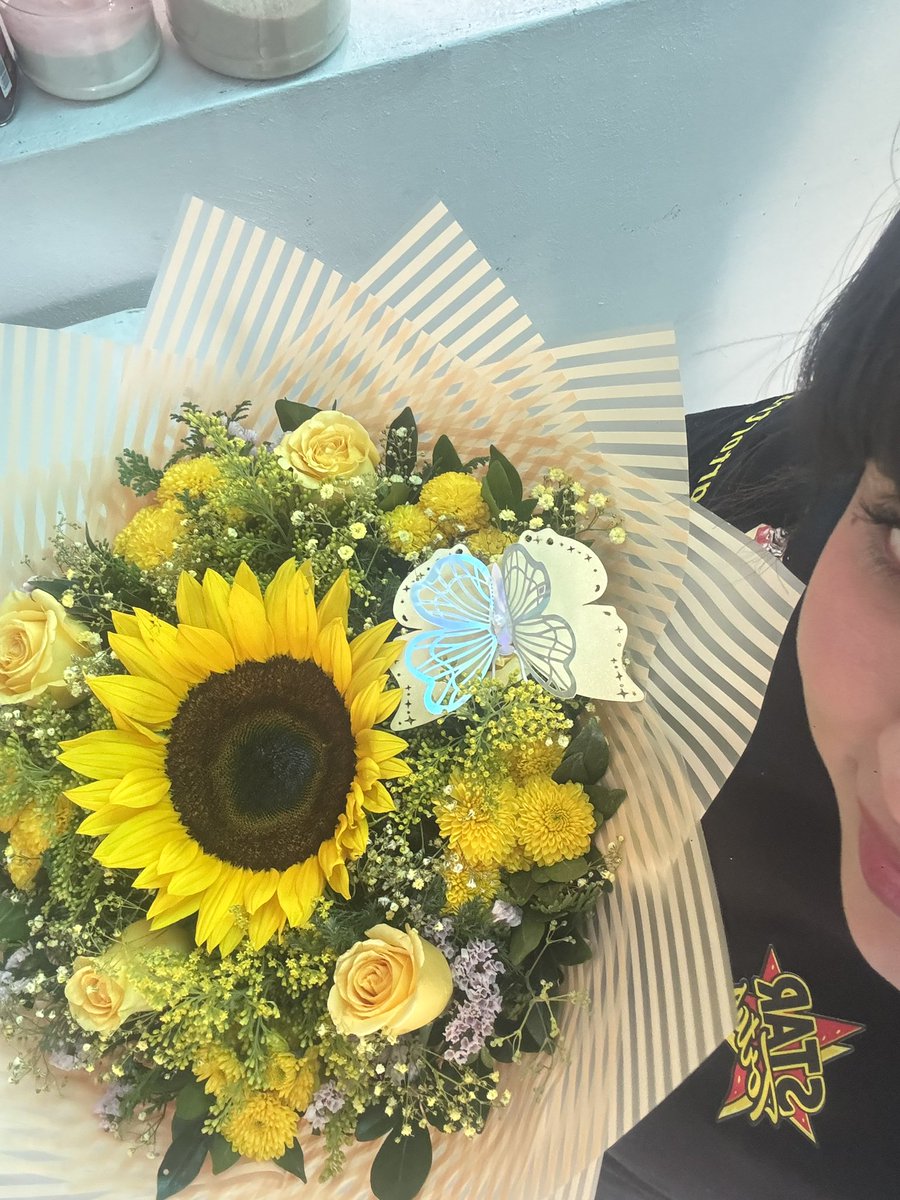 Desde hace dos años dejé de espectadora, lo más bonito es que no necesita ser una fecha importante, mi esposo cada que tiene oportunidad me da flores 😩❤️