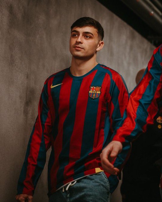 O legal de usarem a camisa de 2005 em homenagem ao Ronaldinho, é perceberem a discrepância dos uniformes da Nike de antigamente, em relação aos de hoje

A Nike se perdeu completamente ao longo do tempo