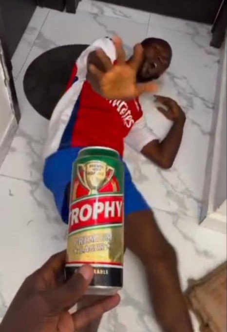 0xGray05's tweet photo. Arsenal dey allergic to trophies 🏆 😂😂😂💔💔 https://t.co/whB7chTu4P