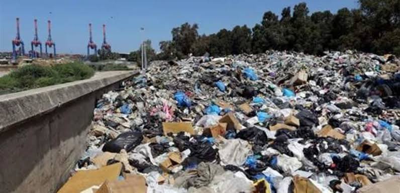 العفن الطائفي الفاعِط على قصّة مركز الكرنتينا للإيواء هو أنتن من عُصارِة نفايات مكبّ الكرنتينا بعزّها.
كتير هيك.