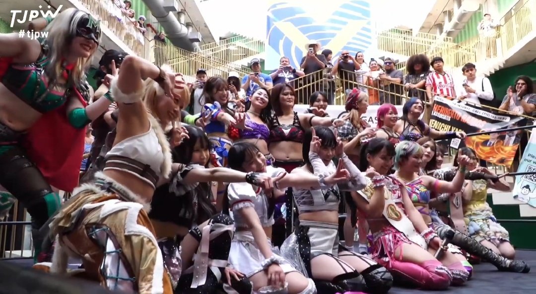 Pinklightsticc tweet media