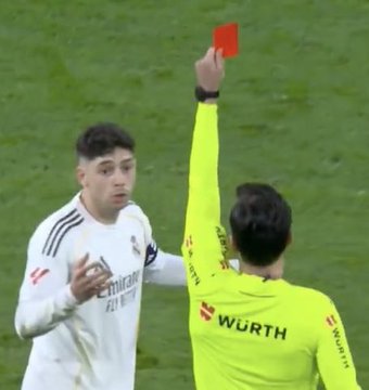 Munuera Montero gives Valverde a red card for absolutely doing nothing today… same ref who unfairly gave Bellingham a red card last season. 

LaLiga, this isn’t a coincidence—suspend him. Clearly against Real Madrid. 😤⚪️