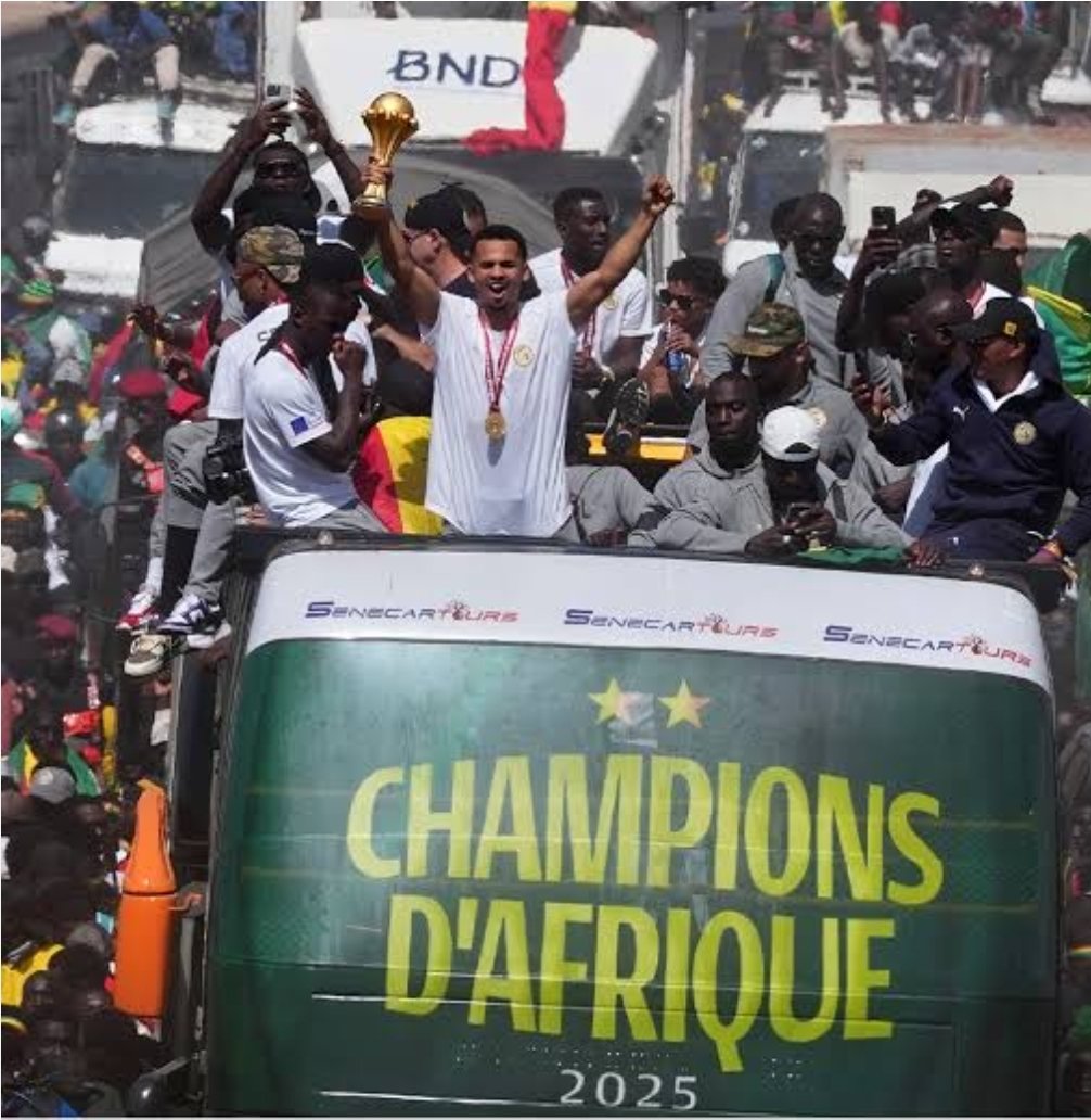 feuzlay's tweet photo. NOS DEUX ÉTOILES SUR NOS MAILLOTS  ...UN COMBAT ARDENT
Il y' a certaines bouteilles quand vous les ouvrez vous voyez l'effervescence s'échapper , un moment qui ne pourra se produire de nouveau à moins que vous en achetiez une nouvelle ou en voliez.👇
https://t.co/qEnh5dsqk9 https://t.co/pze7y2pHss