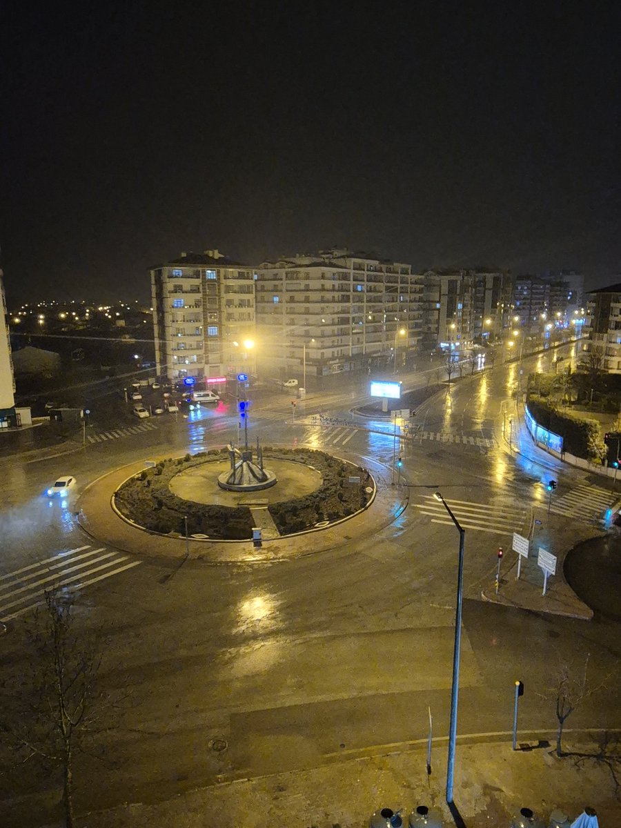 Muhammed_BAYSAL's tweet photo. Petrolden de değerli, yağmur yağıyor. Maşallah 🌧🌧 https://t.co/luwomZmcoE