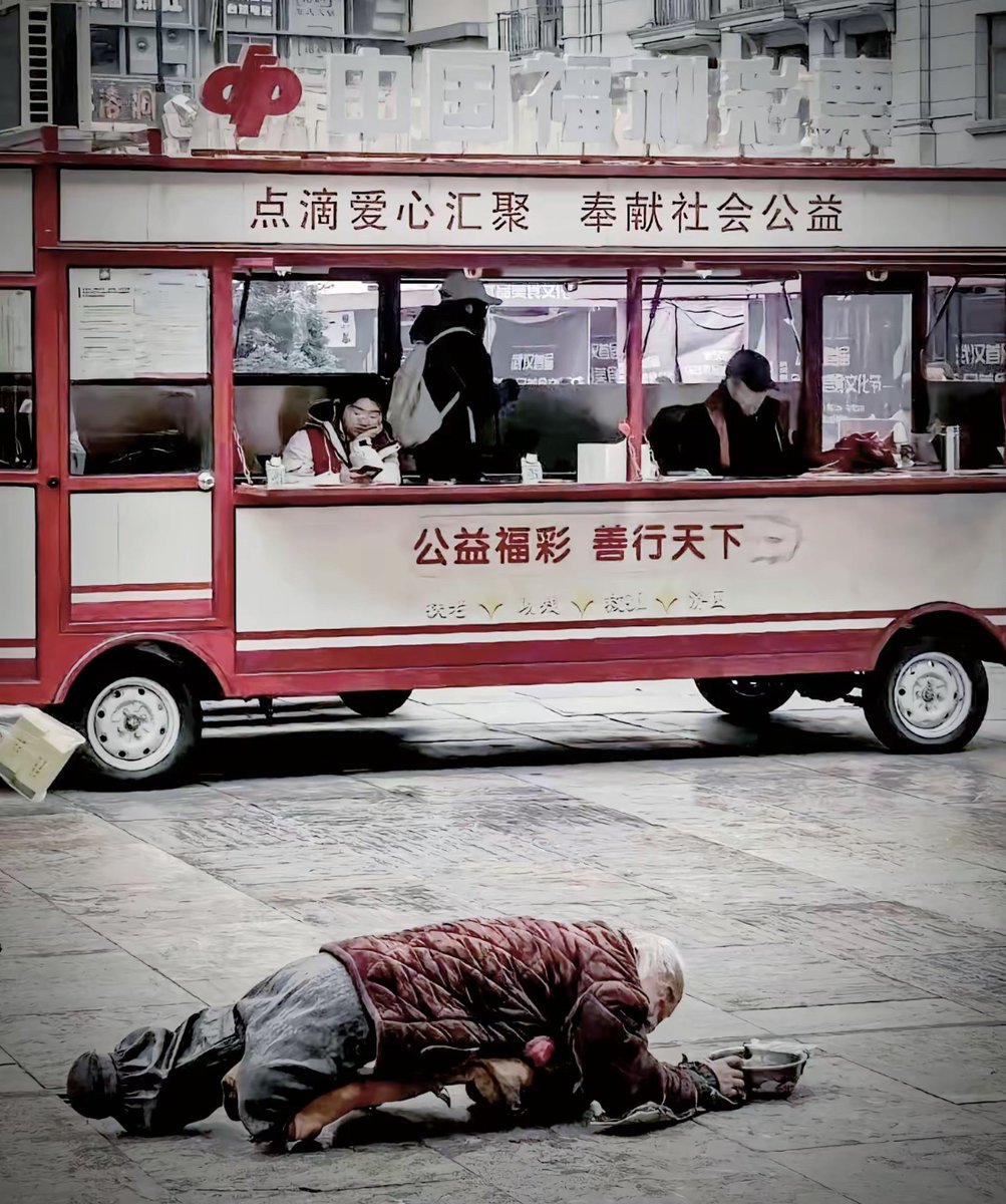 satireorcry1's tweet photo. 最讽刺的照片！这应该拿普利策奖！ https://t.co/MB63oJkvmr