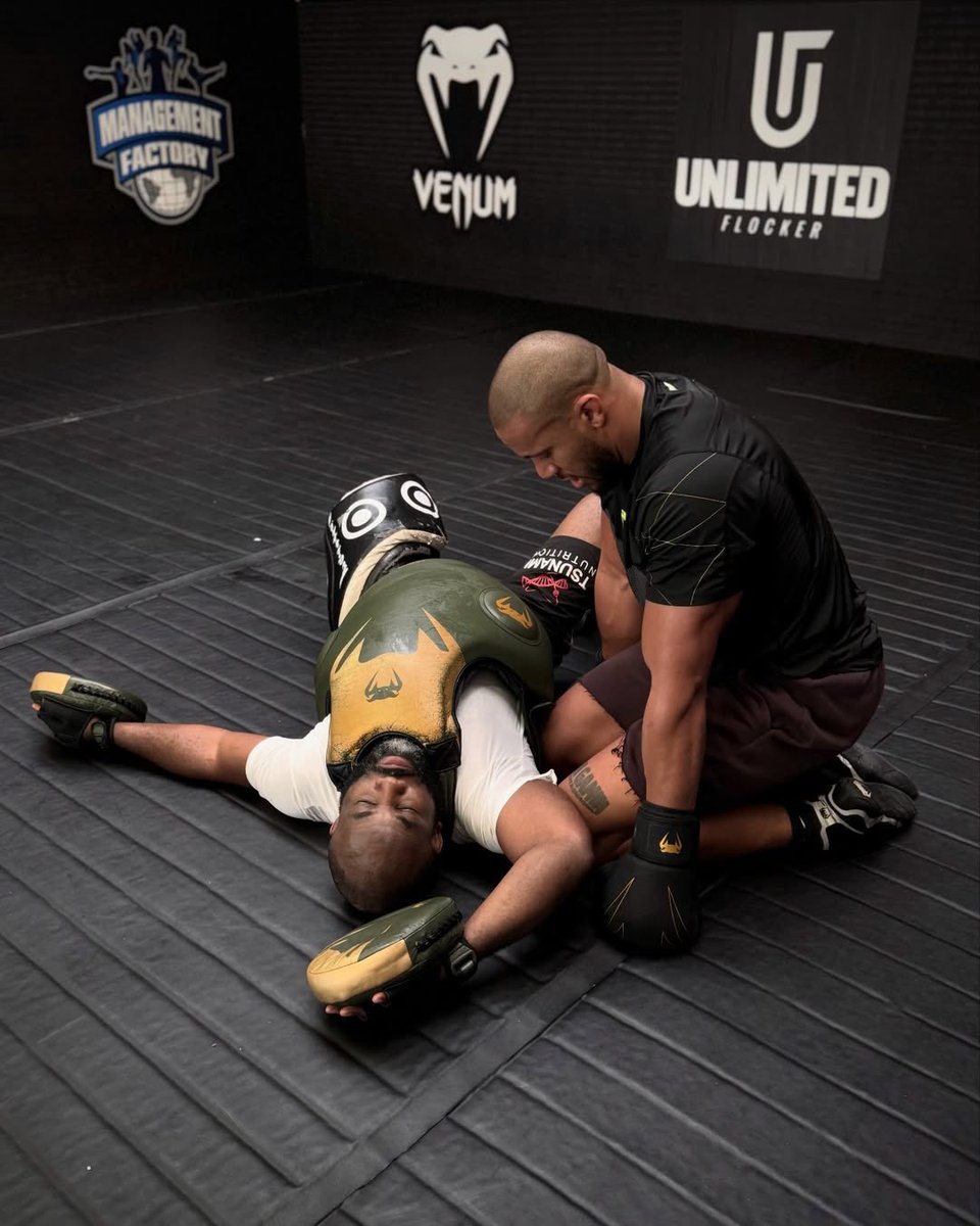 Hajime_mma's tweet photo. 🚨 Ciryl Gane  met Fernand Lopez parallèle au plafond à l’entraînement… 

Alex Pereira n’a qu’à bien se tenir 👀🔥💀

📸 via Instagram @ciryl_gane 

#ufc #fernandlopez #cirylgane #ganevspereira https://t.co/7j4i1ugDB1