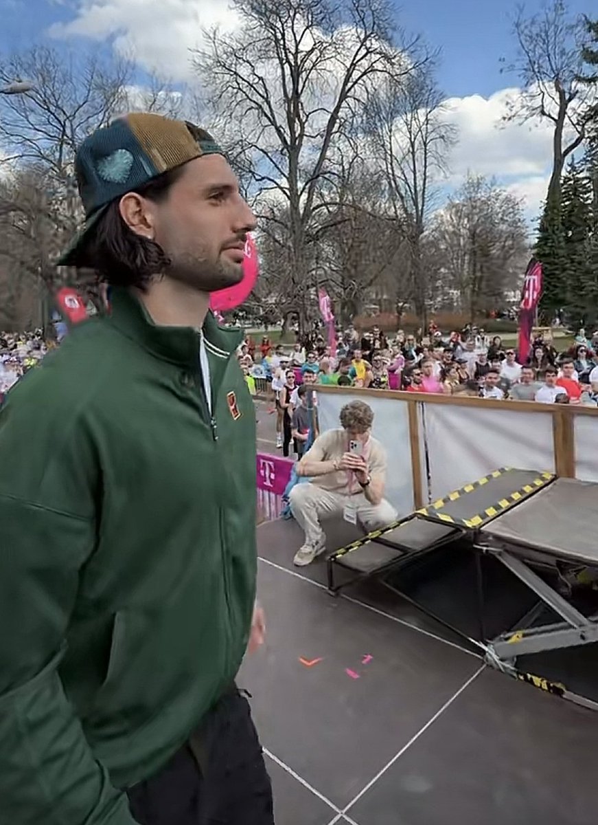 FlorianFlicks tweet media