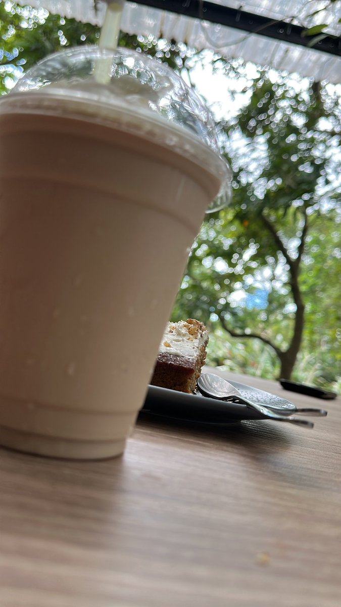 musapoetry's tweet image. Rómpeme.
Arráncame las formas,
déjame hueco.

No soy piel ni nombre,
soy vacío que respira.

Hazme ceniza,
hazme eco,
hazme tuyo.

Y en el abismo,
cuando ya no quede yo,
que nazca la voz que me dicta.
#versos #poemas