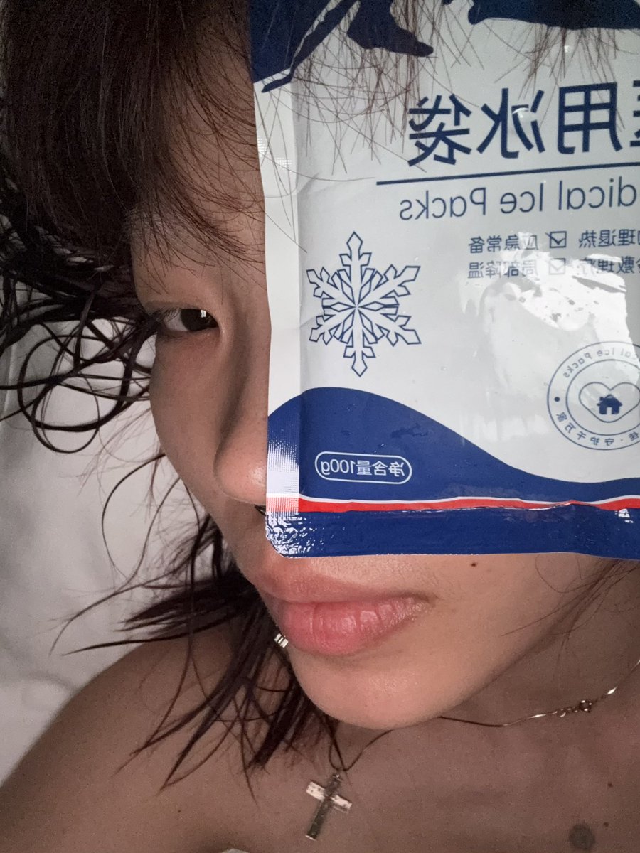 她在時間門外 tweet media