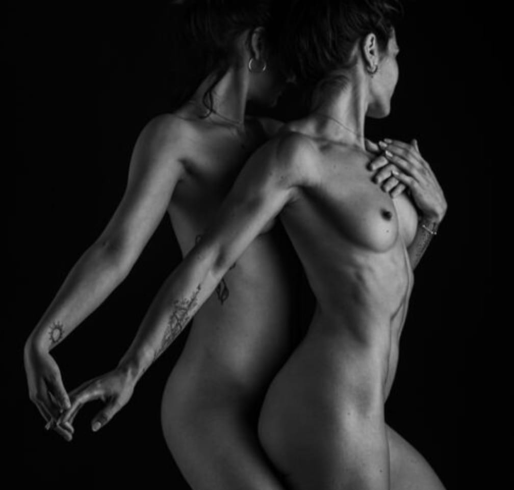 Travel Naked Couple tweet media