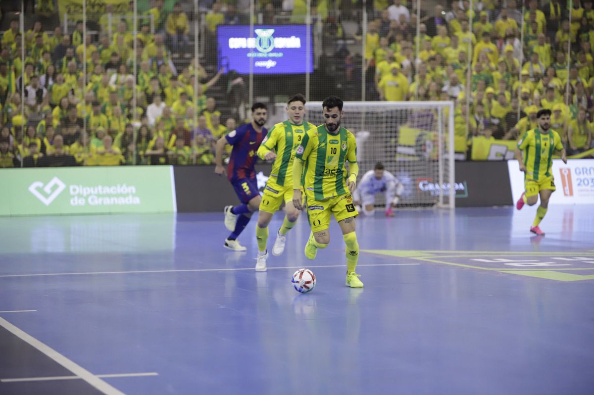 HoraJaen's tweet photo. 🏆🔥 CAMPEONES DE LA COPA DE ESPAÑA 🔥🏆
El Jaén Paraíso Interior lo ha vuelto a hacer… ¡cuarta Copa en cuatro finales! Una historia de leyenda que sigue creciendo.
💛 Orgullo, garra y corazón de un equipo que nunca deja de creer
🏆 Invictos en finales
🙌 Jaén está de fiesta
VAAAAMOOOOSSSSSS JAAAAÉÉÉÉNNNNNN 💪🟡
#JaénParaísoInterior #Campeones #CopaDeEspaña #Futsal #JaénEnLoMásAlto