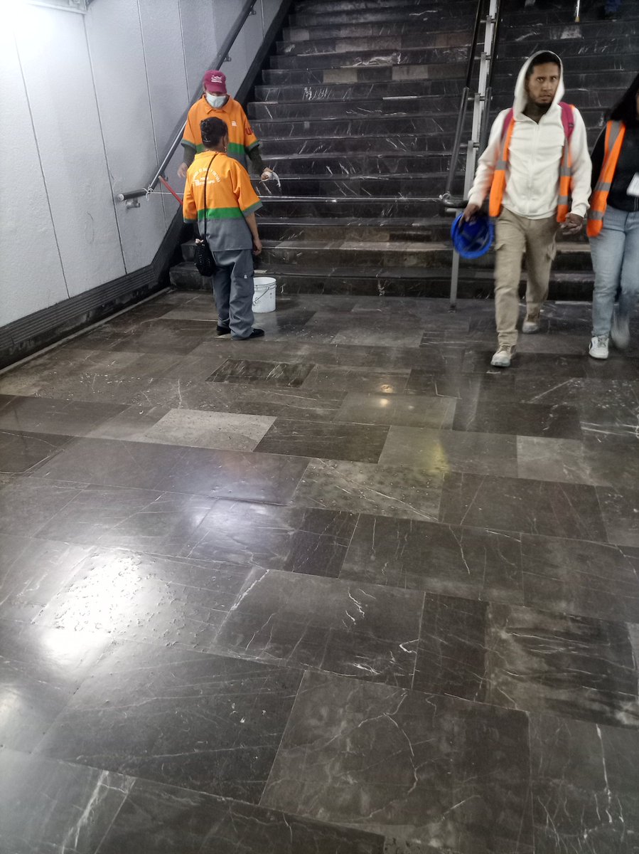 JorgeFrayre5's tweet photo. @MetroCDMX desde cuándo el personal de limpieza está facultado a cerrar accesos, escaleras y torniquetes con un mecate? Es el segundo día que cierran el paso en la estación Terminal Aerea. No cuentan con señalización de piso mojado o porque motivo hacen esto ? https://t.co/dJXwBrPT0x