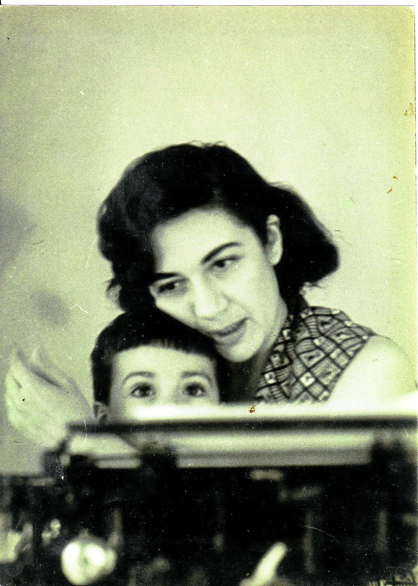 PuriMascarell's tweet photo. Esta foto bellísima de Ana María Matute con su único hijo, Juan Pablo, ante la máquina de escribir🖤 https://t.co/Ru7bbd48Mr