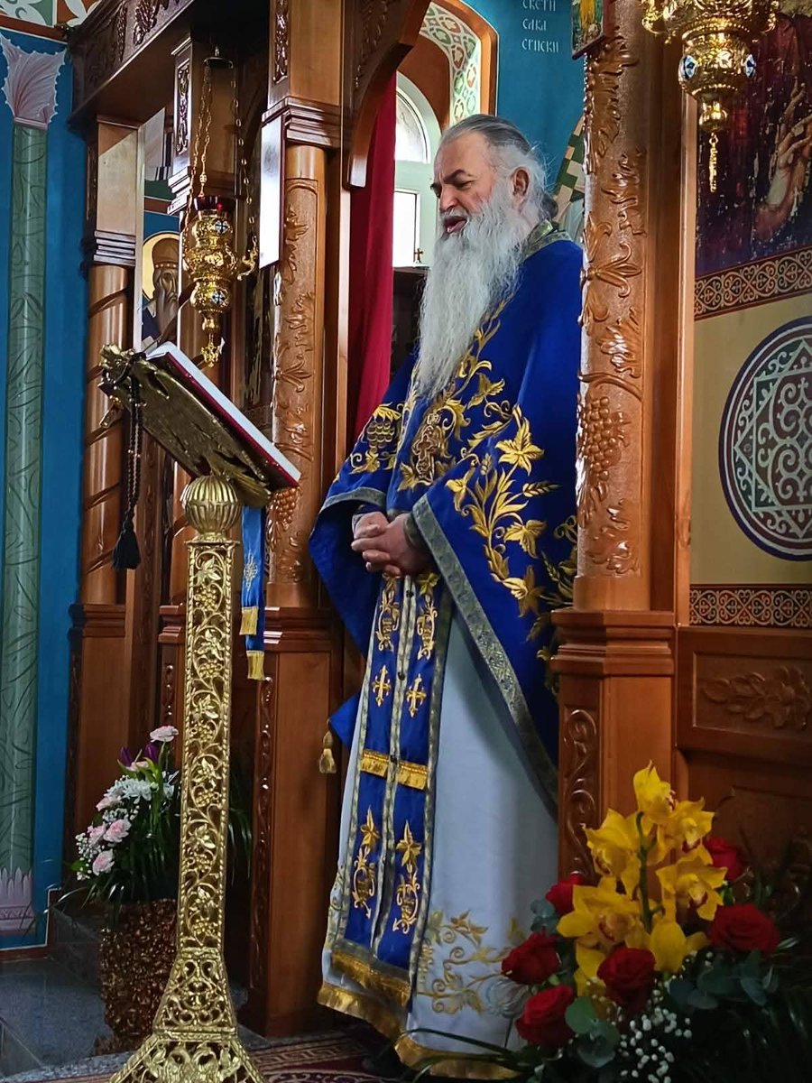 Човек који зна шта је захвалност је свиме задовољан. 
Он размишља о томе да му Бог дарује сваки нови дан и радује се свему.
Али ако је човек незахвалан, он је свиме незадовољан.

Старац Пајсије Светогорац