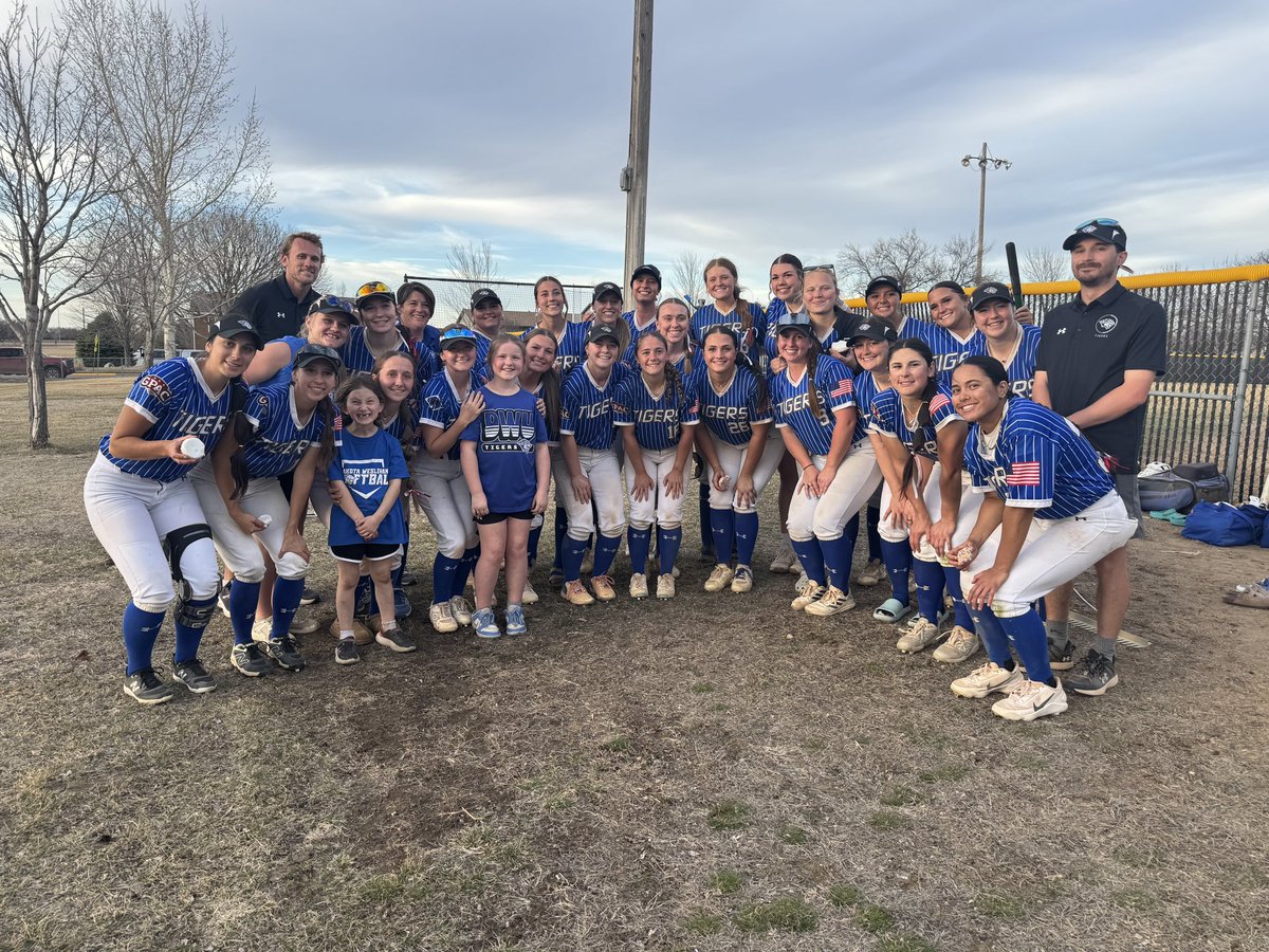 DWUSoftball's tweet image. ✨KIDS DAY✨ 
.
During our home opener yesterday, we celebrated the young Tiger fans and had them join us on the field! 
.
A special shutout to our 2 amazing Bat Girls for helping us out yesterday during the game! 
#kidsday #batgirls #rolltige